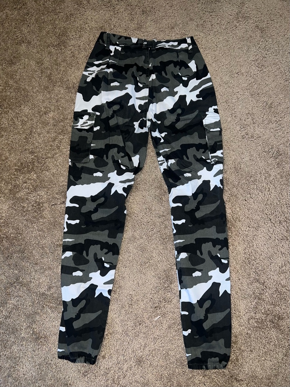 Women’s High Rise Camo Cargo Pants Size M - Picture 2 of 5